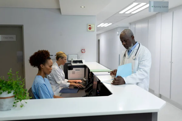 Drie Verschillende Mannelijke Vrouwelijke Artsen Het Ziekenhuis Receptie Met Behulp — Stockfoto