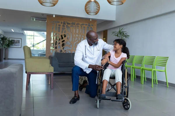 Médico Afro Americano Ajoelhado Para Conversar Com Menina Raça Mista — Fotografia de Stock