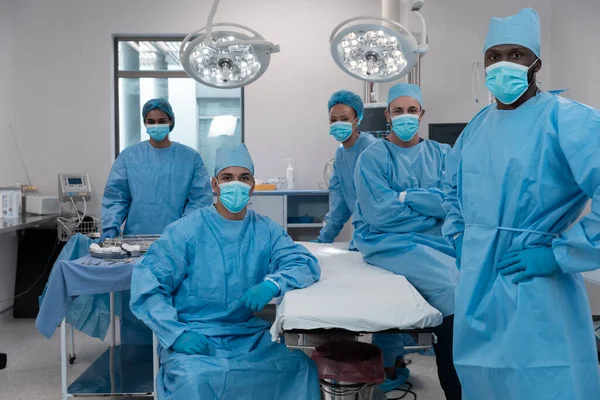 Olika Kirurger Bär Ansiktsmasker Och Skyddskläder Operationssalen Medicin Hälso Och — Stockfoto