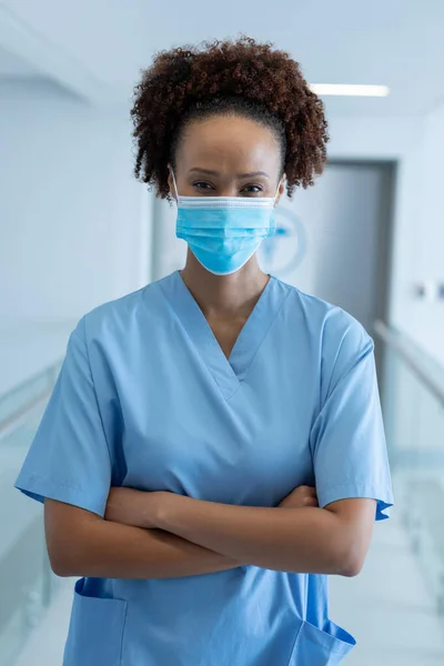 病院の廊下に立ってマスクを着用アフリカ系アメリカ人女性医師の肖像画 コロナウイルスにおける医療 医療サービス Covid 19パンデミック — ストック写真