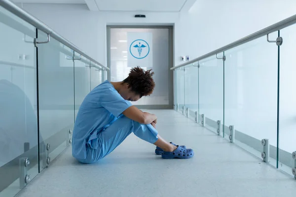 African American Female Doctor Sitting Hospital Corridor Taking Rest Medicine — Stock Photo, Image