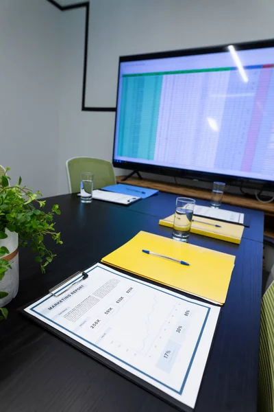 Meja Kantor Dengan Monitor Komputer Dokumen Dan Gelas Air Item — Stok Foto