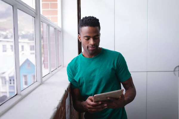 Feliz Hombre Negocios Afroamericano Pie Oficina Usando Tableta Sonriendo Negocio — Foto de Stock