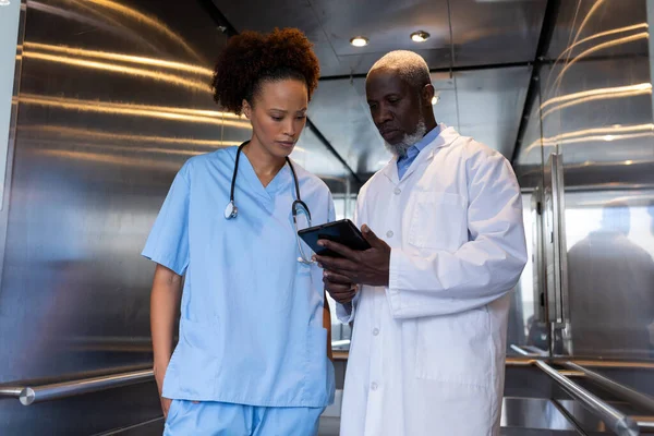 Sérieux Divers Médecins Féminins Masculins Utilisant Tablette Dans Ascenseur Hôpital — Photo