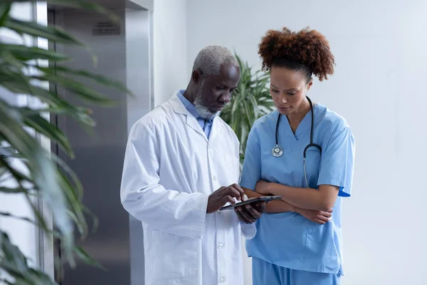 Diversos Médicos Masculinos Femeninos Usando Tableta Discutiendo Pasillo Del Hospital — Foto de Stock