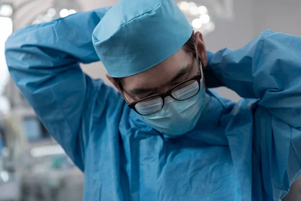 顔のマスクを置く手術室で混合人種の男性外科医の肖像画 コロナウイルスにおける医療 医療サービス Covid 19パンデミック — ストック写真