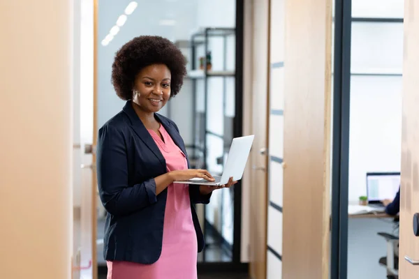 Glad Afrikansk Affärskvinna Som Står Korridoren Med Laptop Och Tittar — Stockfoto