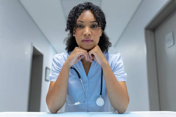 Blandad Ras Kvinnlig Läkare Vid Skrivbordet Lutande Haka Händerna Och — Stockfoto