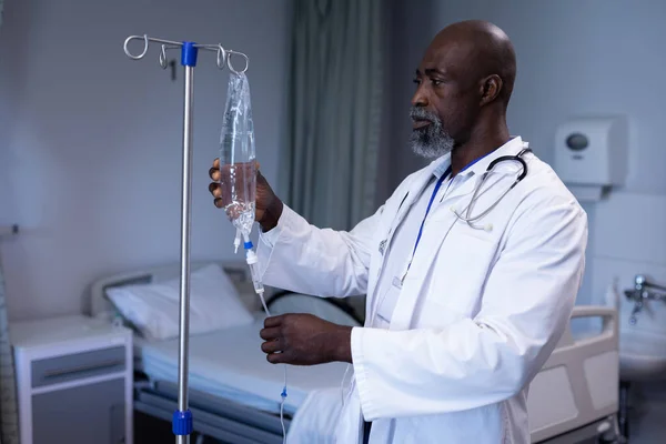 Afro Amerikaanse Mannelijke Dokter Bereidt Infuuszak Voor Ziekenboeg Medische Gezondheids — Stockfoto