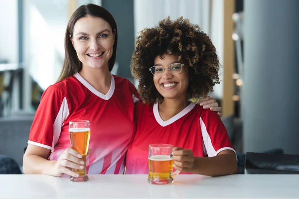 Portret Van Twee Verschillende Vrouwelijke Sportfans Met Een Glimlachend Biertje — Stockfoto