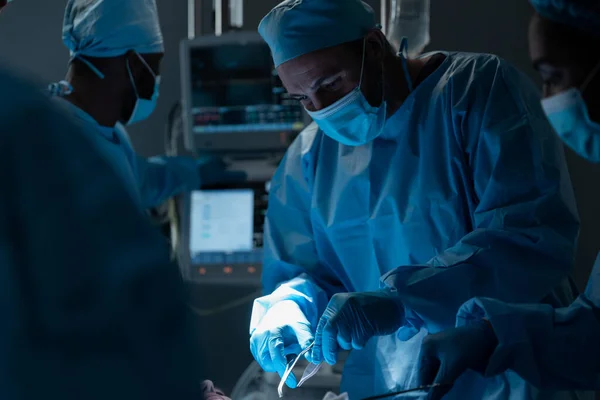 Vit Manlig Kirurg Med Ansiktsmask Och Skyddskläder Operation Sjukhus Driftteater — Stockfoto