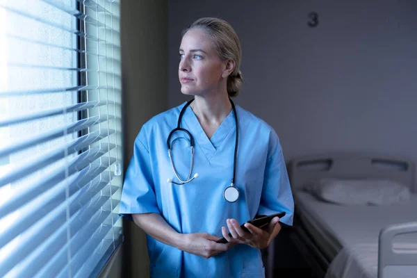 Medico Donna Caucasica Pensierosa Ospedale Indossando Scrub Stetoscopio Guardando Fuori — Foto Stock