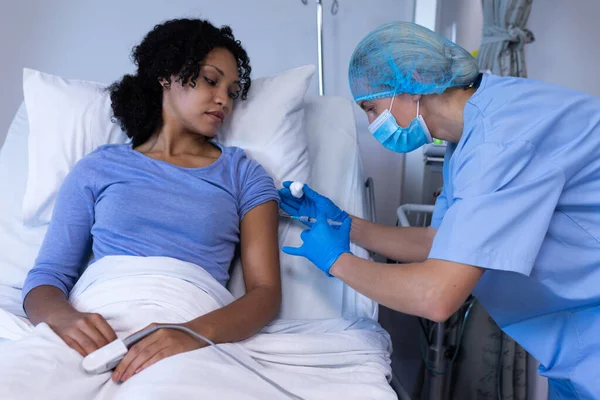 Médica Caucasiana Hospital Usando Máscara Facial Vacinando Pacientes Afro Americanas — Fotografia de Stock