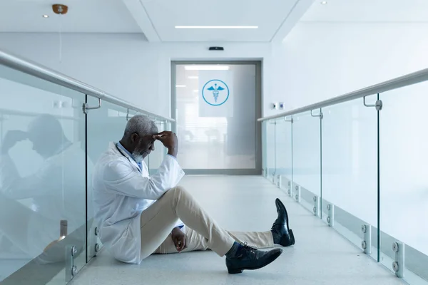 Médecin Afro Américain Assis Dans Couloir Hôpital Reposant Ruminant Médecine — Photo