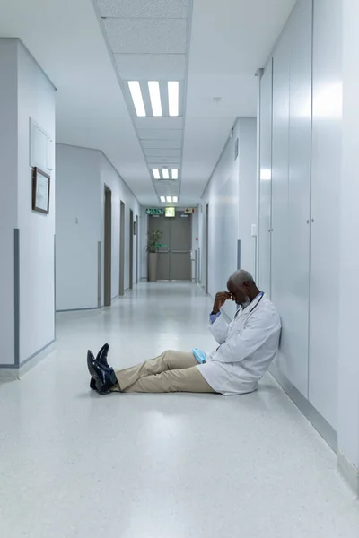 Médecin Afro Américain Assis Sur Sol Dans Couloir Hôpital Inquiétant — Photo