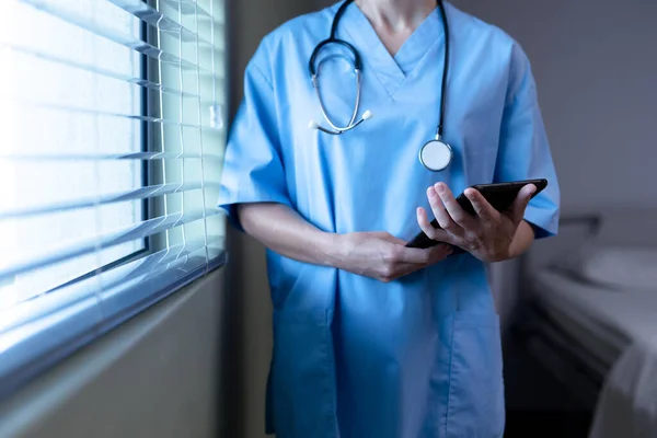 Sezione Centrale Della Dottoressa Caucasica Ospedale Che Indossa Scrub Stetoscopio — Foto Stock