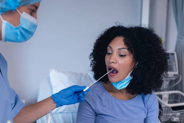 Patiente Afro Américaine Avec Bouche Ouverte Testée Avec Test Écouvillonnage — Photo