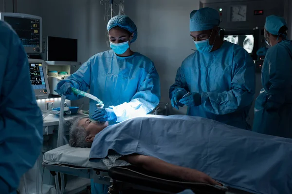 Olika Kirurger Med Ansiktsmasker Och Skyddskläder Operationen Lugnande Patienten Driftteater — Stockfoto