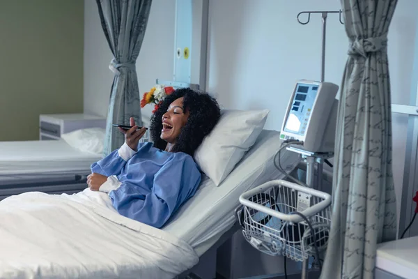 Usmívající Americká Pacientka Ležící Nemocničním Lůžku Mluvící Smartphonu Lékařské Zdravotnické — Stock fotografie