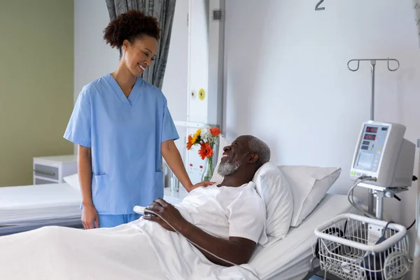 Gemischte Rasse Ärztin Und Afrikanisch Amerikanischer Mann Lächeln Einander Patientenzimmer — Stockfoto