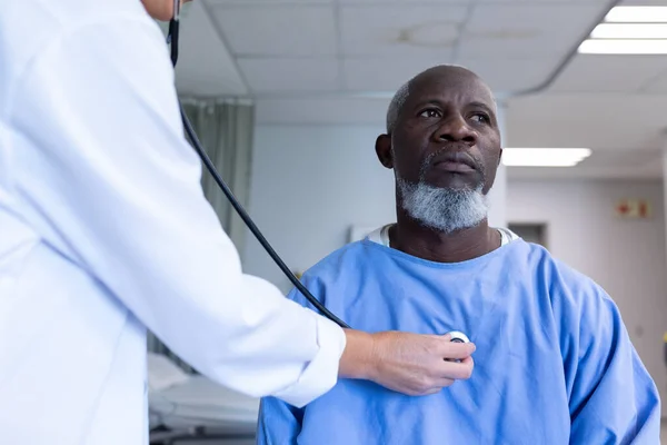 Kafkas Kadın Doktor Steteskop Afro Amerikan Erkek Hastayı Hastane Odasında — Stok fotoğraf