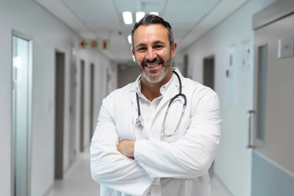 Retrato Médico Raza Mixta Sonriendo Parado Pasillo Del Hospital Servicios —  Fotos de Stock