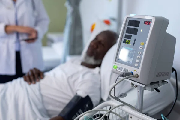 Afro Amerikaanse Mannelijke Patiënt Ziekenhuisbed Naast Bloeddrukmeter Medische Gezondheids Gezondheidsdiensten — Stockfoto