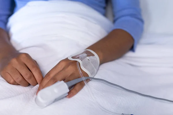 Mittelteil Einer Patientin Krankenhausbett Mit Fingerkuppen Pulsoximeter Und Injektionsschlauch Medizin — Stockfoto