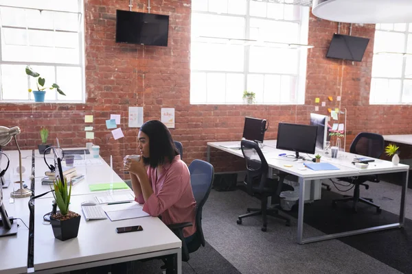 Mulher Negócios Raça Mista Sentada Escritório Frente Computador Tomando Café — Fotografia de Stock