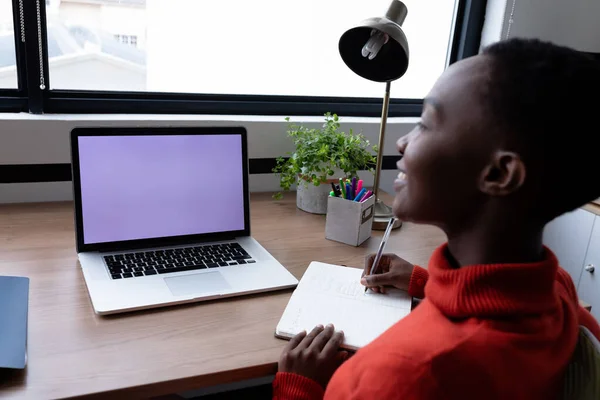 Empresária Americana Africana Feliz Ter Chamada Vídeo Escrevendo Notas Usando — Fotografia de Stock