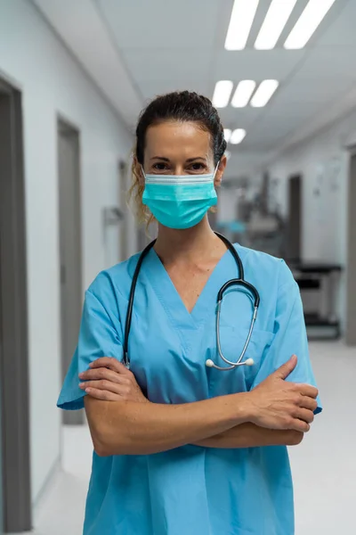 Retrato Mestiça Médica Vestindo Máscara Facial Corredor Hospital Medicina Saúde — Fotografia de Stock