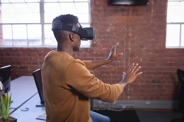 African American Man Office Wearing Virtual Reality Set Playing Independent — Stock Photo, Image