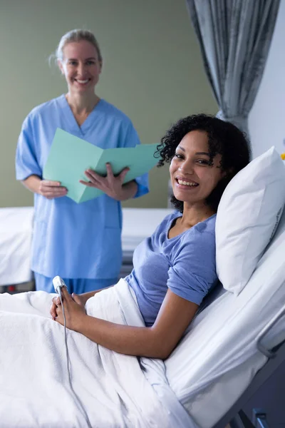 Retrato Uma Mulher Branca Sorridente Doente Raça Mista Sentada Cama — Fotografia de Stock