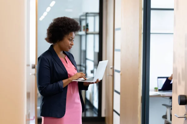 Klug Gekleidete Afrikanisch Amerikanische Geschäftsfrau Die Mit Laptop Flur Steht — Stockfoto