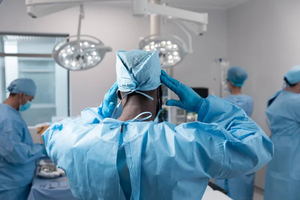 Operačním Sále Stáli Smíšení Lékaři Obličejových Maskách Chirurgických Kombinézách Lékařské — Stock fotografie