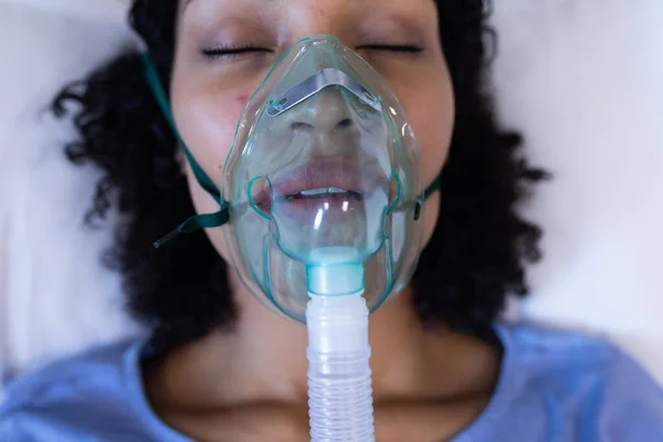 Afro Amerikaanse Vrouwelijke Patiënt Met Gesloten Ogen Met Zuurstof Ventilator — Stockfoto