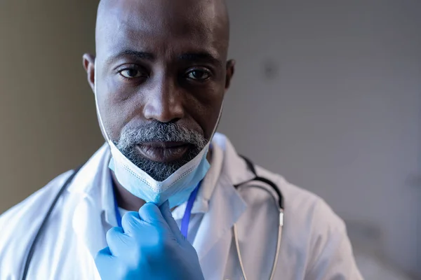 Ritratto Medico Afroamericano Ospedale Con Maschera Facciale Medico Lavoro Durante — Foto Stock