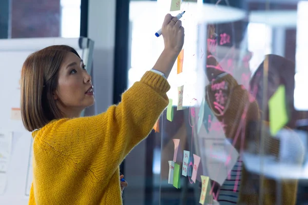 Femme Affaires Asiatique Debout Devant Mur Verre Écriture Dans Bureau — Photo