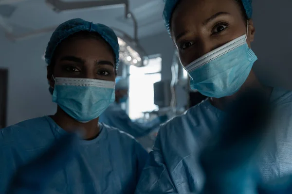 마스크를 수술용 작업복을 의사들 카메라를 있습니다 코로나 바이러스가 맹위를 떨치는 — 스톡 사진