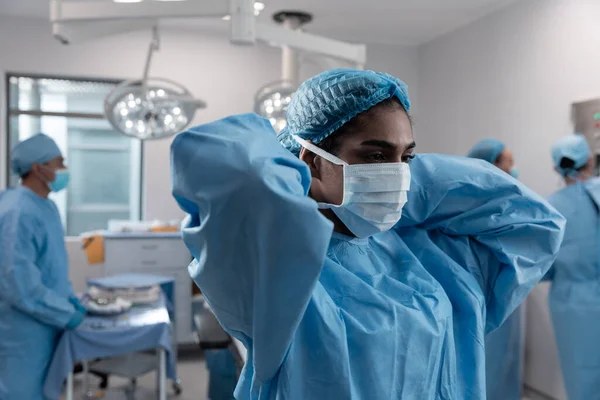 Ärztin Mit Gemischter Rasse Setzt Mundschutz Operationssaal Auf Medizin Gesundheit — Stockfoto