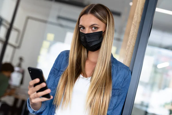 Donna Affari Caucasica Indossando Maschera Cercando Fotocamera Possesso Smartphone Lavorare — Foto Stock