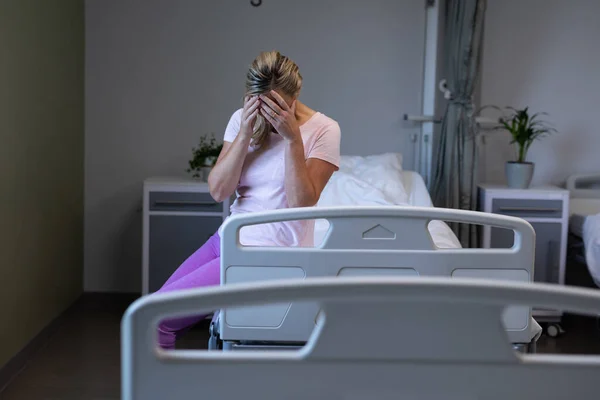 Paciente Branca Sexo Feminino Sentada Leito Hospital Quarto Paciente Preocupante — Fotografia de Stock