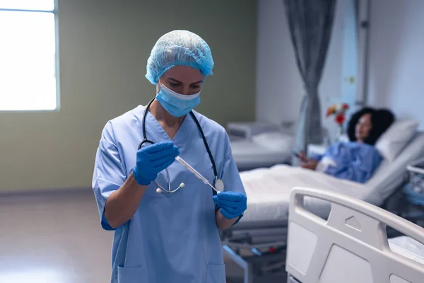 Kaukasische Ärztin Krankenhaus Mit Gesichtsmaske Und Handschuhen Mit Abstrichtest Mediziner — Stockfoto