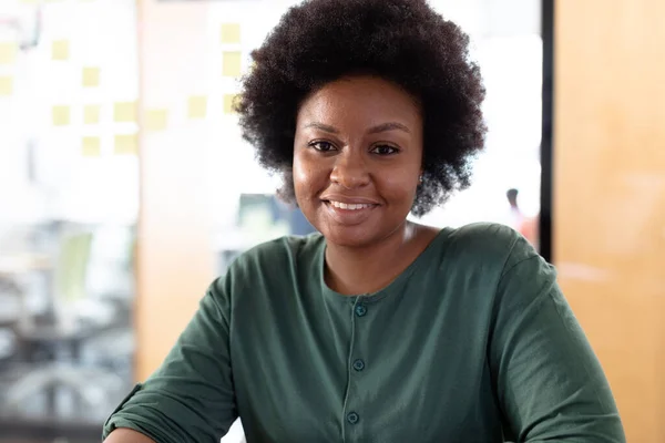 Portrait Une Femme Affaires Afro Américaine Regardant Vers Caméra Souriant — Photo