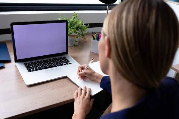 白种人女商人坐在办公桌前 用带有复制空间的笔记本电脑记录视频通话 现代办公室里的生意 — 图库照片