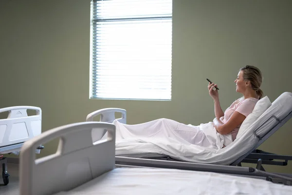 Běloška Leží Nemocničním Lůžku Mluví Smartphonu Lékařské Zdravotnické Zdravotnické Služby — Stock fotografie