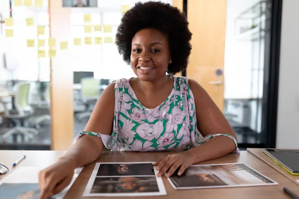 Felice Donna Affari Afroamericana Seduta Alla Scrivania Fare Videochiamate Sala — Foto Stock