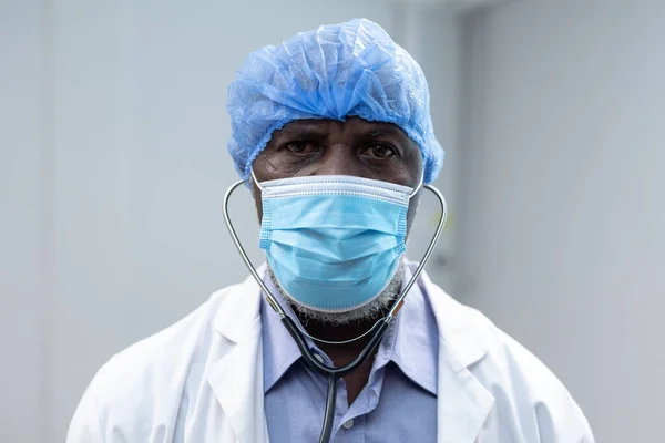 Retrato Médico Americano Africano Vestindo Máscara Facial Boné Cirúrgico Estetoscópio — Fotografia de Stock