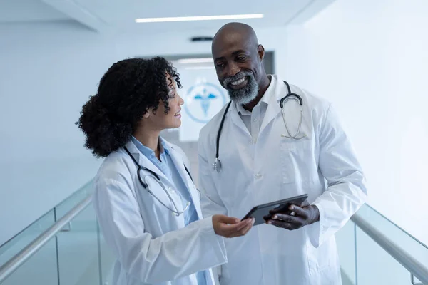 Sorrindo Diversos Médicos Homens Mulheres Falando Olhando Para Tablet Digital — Fotografia de Stock