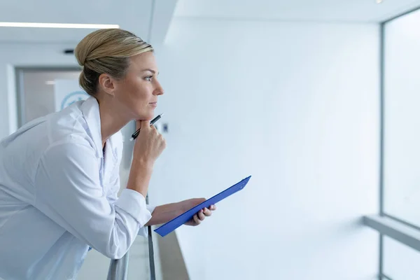 Medico Donna Caucasica Piedi Nel Corridoio Dell Ospedale Possesso Documento — Foto Stock